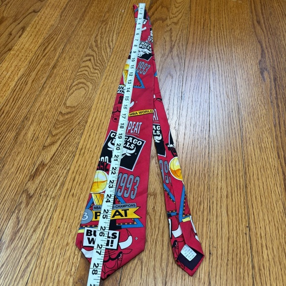 Rm Style Chicago Bulls NBA Red Silk Neck Tie 3 Peat Champions Vintage 1993 USA - Picture 9 of 14